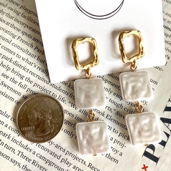 NWOT BRUSHED GOLD PEARL SQUARE DANGLE STATEMENT FASHION EARRINGS - Picture 2 of 16